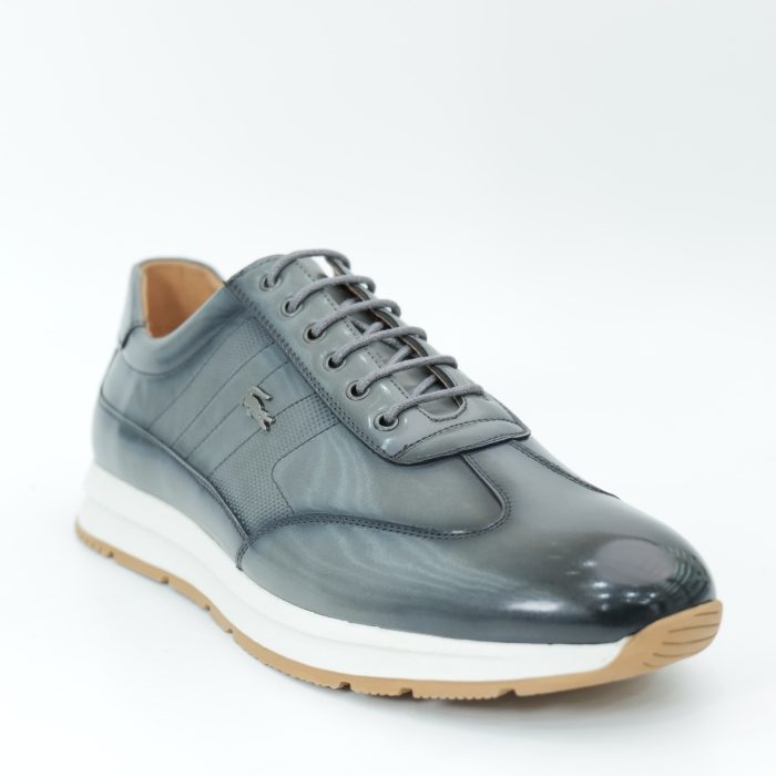 Sports shoes
